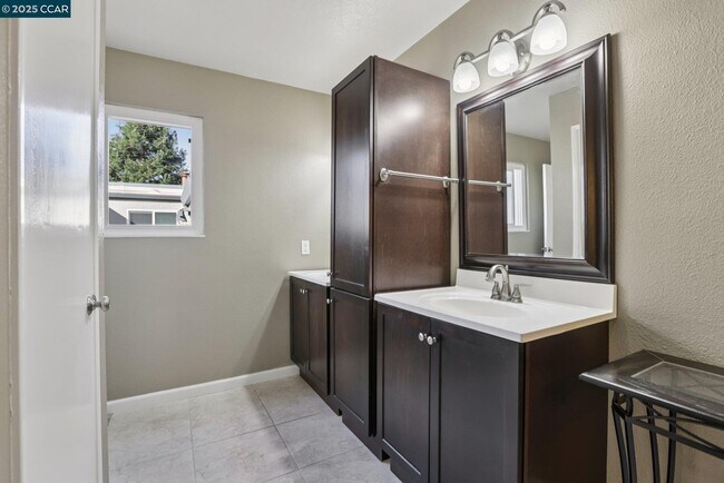 Building Photo - 1035 Alta Mesa Dr