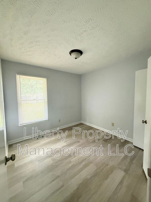 Building Photo - 1222 Skyline Dr