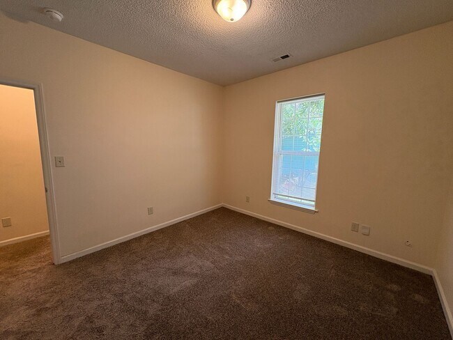 Building Photo - Cozy Two Bedroom Home!