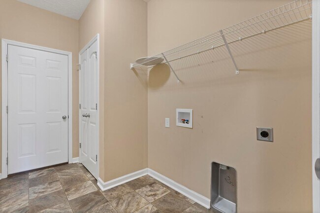 Building Photo - 215 Classy Ct