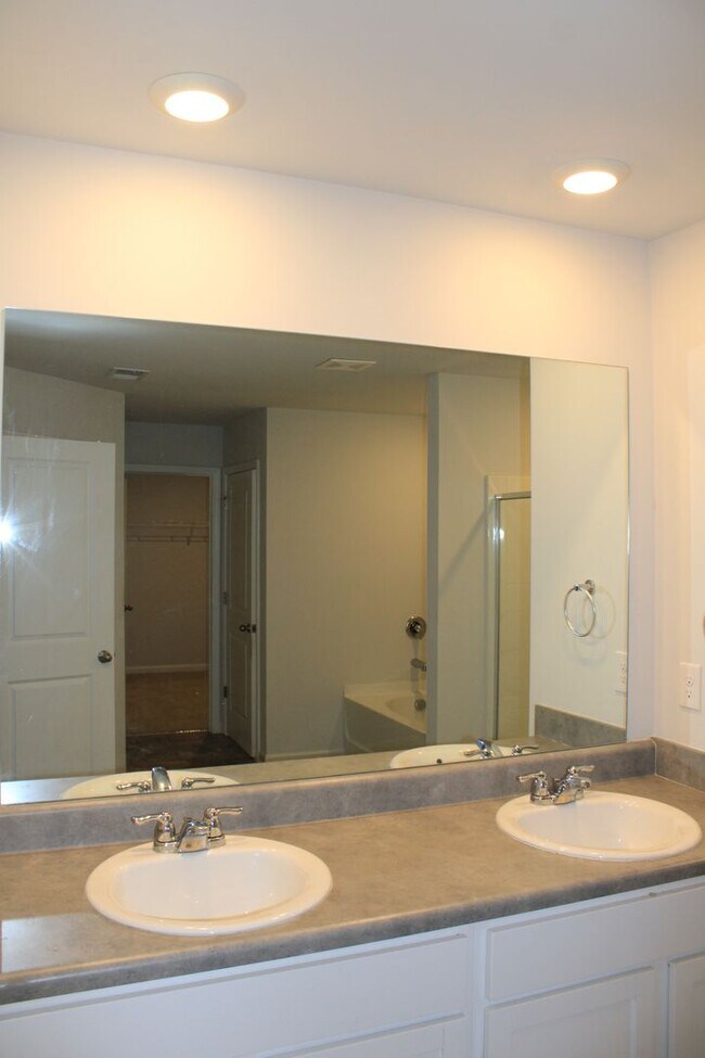 Building Photo - 3 Bedroom 2 .5 Bath Townhome Hephzibah!