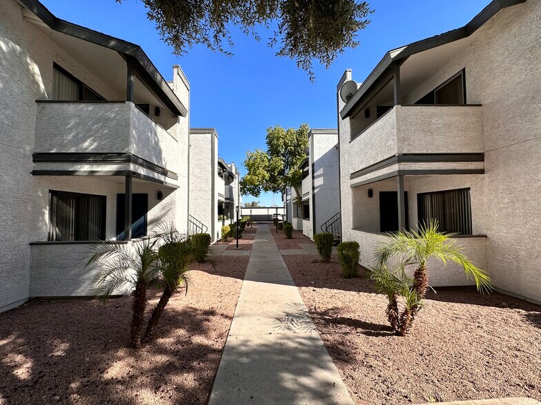 Quiet footpath - 1221 N 85th Pl