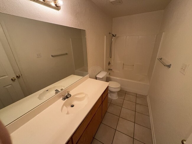 Building Photo - 2807 Edgefield