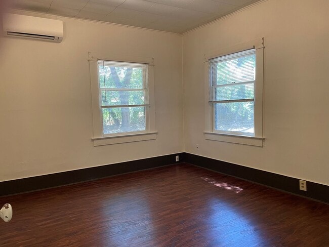 Building Photo - Beautiful Wood Details-Charming 1 Bedroom 1 Bath