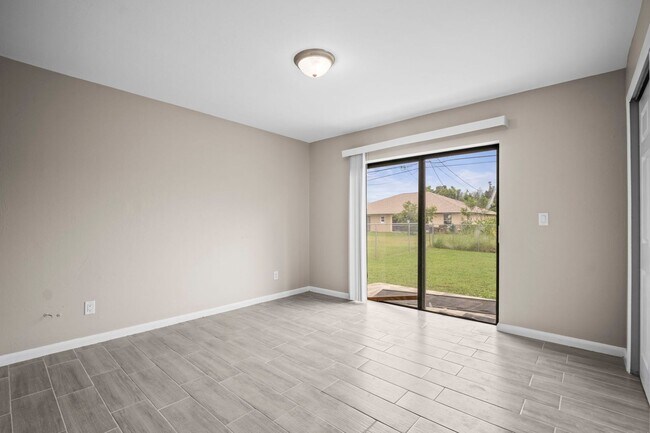 Building Photo - Stunning duplex offers two spacious bedroo...