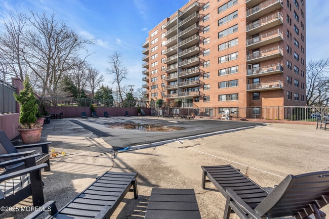 Building Photo - 10 Ocean Blvd