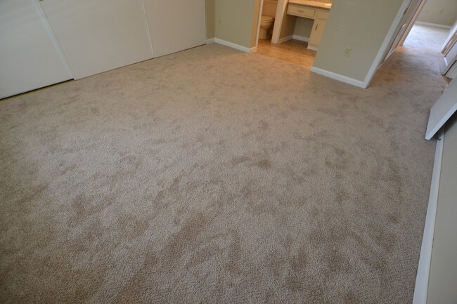 Building Photo - Gated Community!  2 bedroom, 2 bath Condo is excellent location off Jefferson Hwy