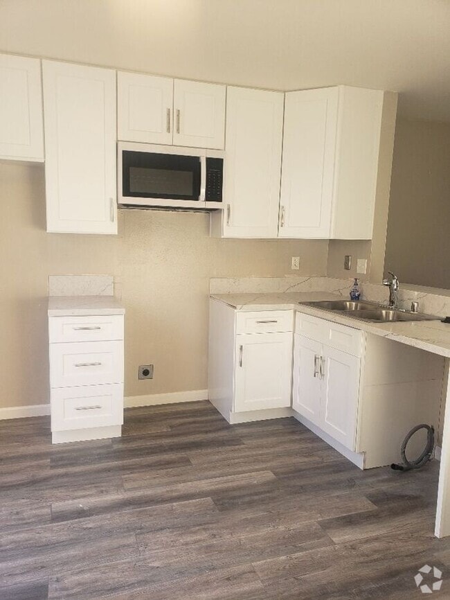 Building Photo - Well Appointed Condo with private yard!