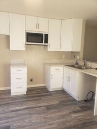 Building Photo - Well Appointed Condo with private yard!