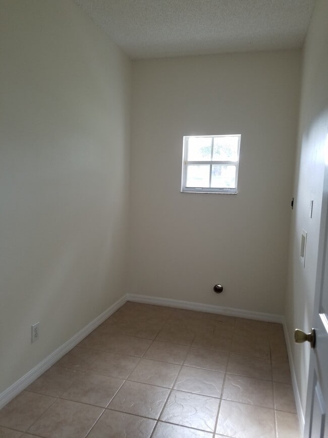 Building Photo - Newly carpeted  3 bedroom and 2 bath home ...
