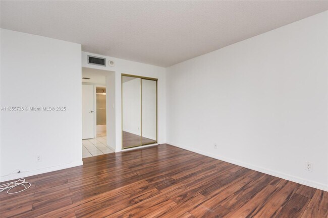 Building Photo - 100 Bayview Dr