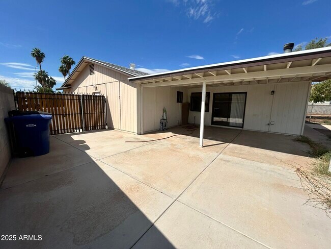 Building Photo - 523 N Los Feliz Dr