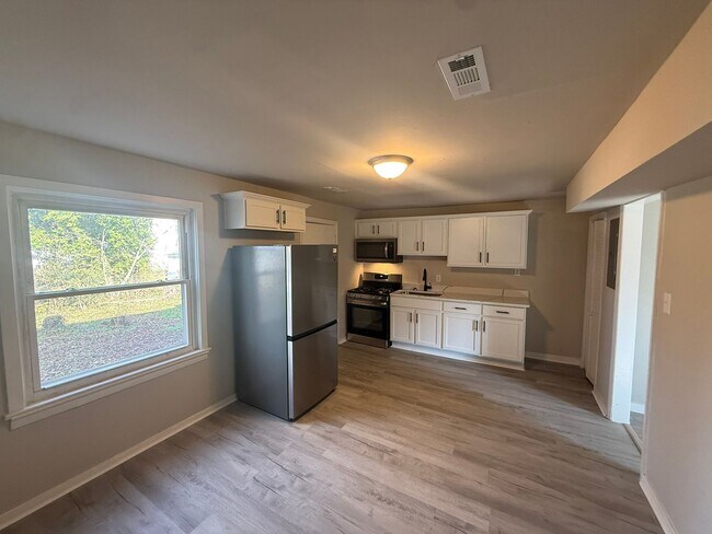 Building Photo - 1104 S Lombardy St