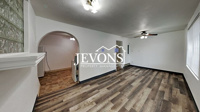 Building Photo - Two-story home in a walkable location, just minutes from Yakima Valley College, featuring long dr...