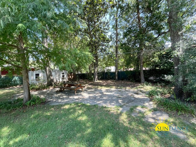 Building Photo - Sparkling Pool Oasis 3 Bedroom + Flex Spac...