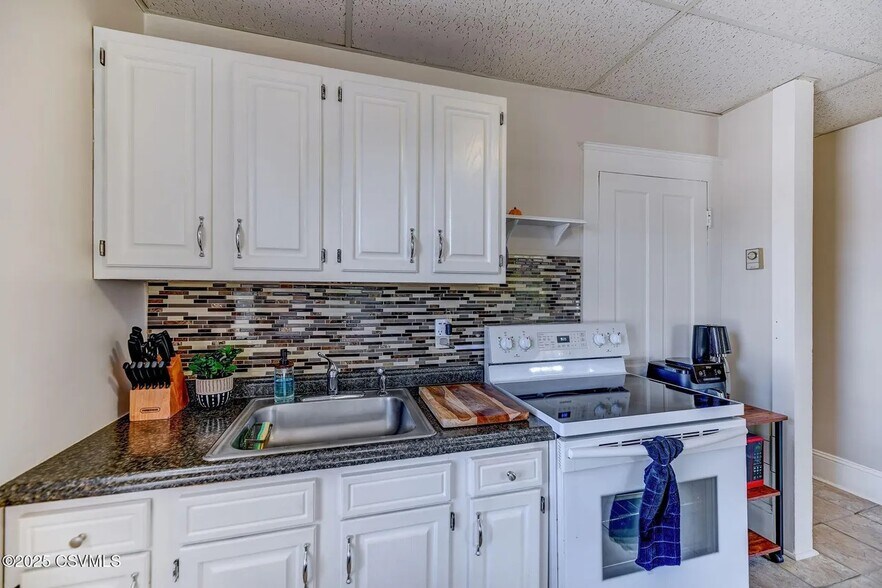 Building Photo - 142 E 5th St