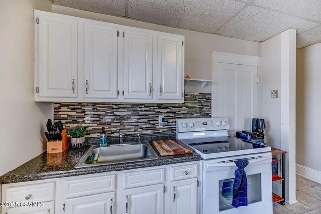 Building Photo - 142 E 5th St