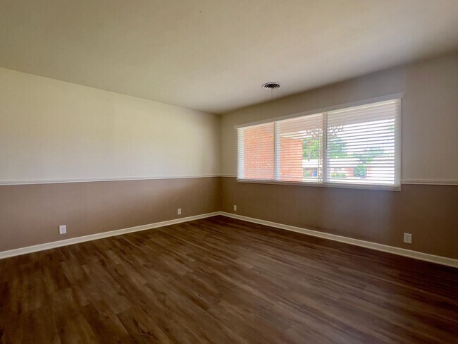 Building Photo - PRE-LEASING for June! Stunning Large 3 Bedroom Home!