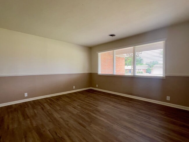 Building Photo - Stunning Large 3 Bedroom Home!