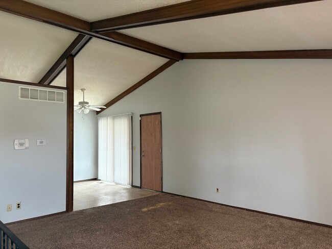 Building Photo - Beautiful 3 Bed 2 bath Home