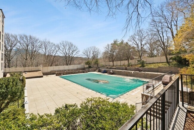 Building Photo - 33 Pond Ave