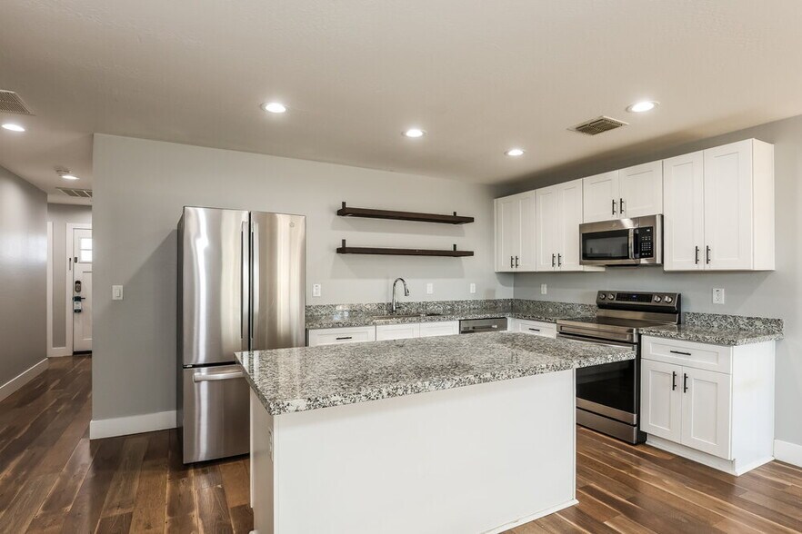 Building Photo - 3865 W Gaby Rd