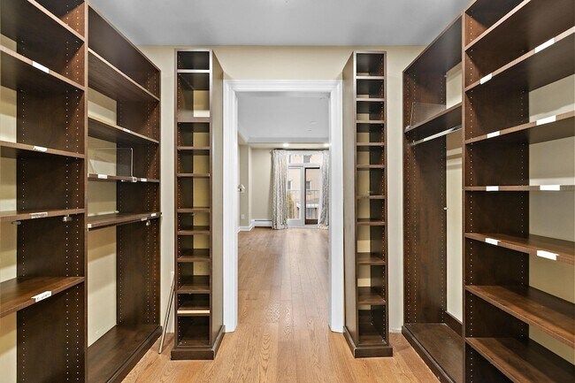 Building Photo - 208 Shearwater Ct W