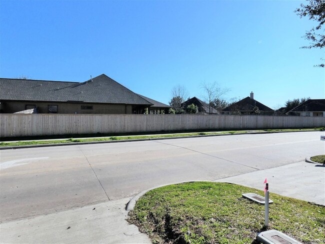 Building Photo - 606 Golfview Dr
