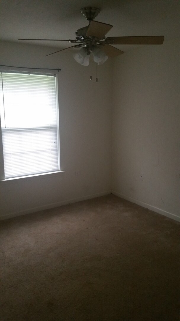 Building Photo - 4Bedrooms In Oak Park Subdivision In Quinc...