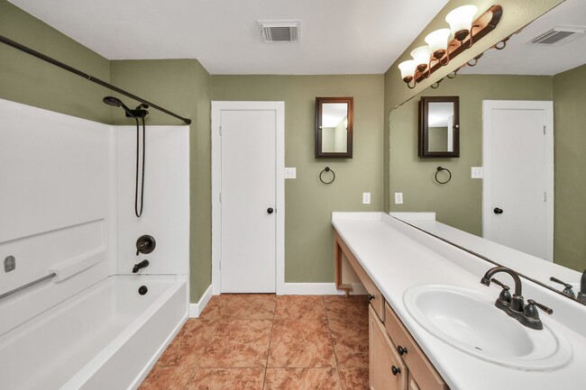 Building Photo - 1536 Kew Garden Dr