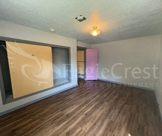 Building Photo - Two Bedroom House with Bonus Room Located ...
