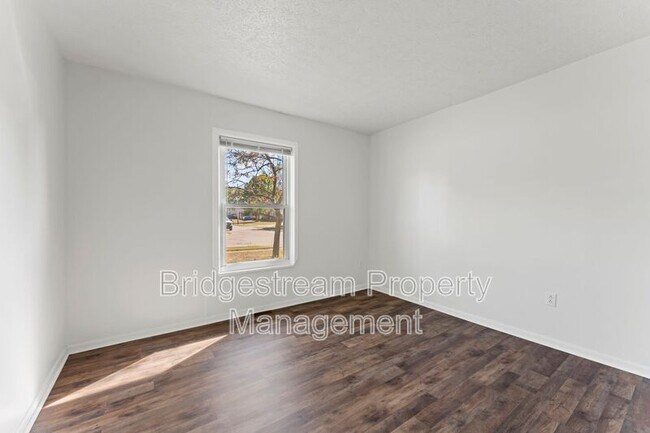 Building Photo - 924 Tradewind Dr