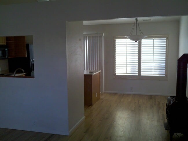 Building Photo - North-east one level living.