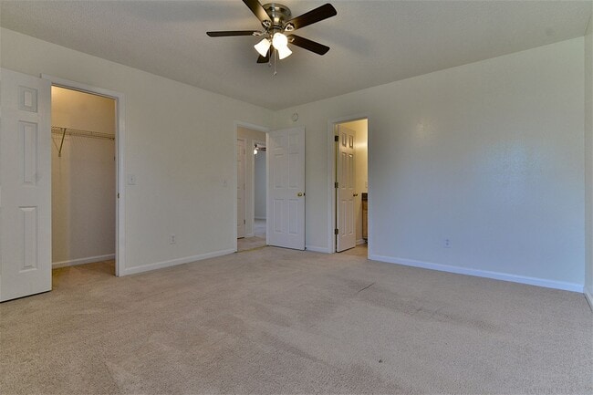Building Photo - 321 Legend Oaks Dr