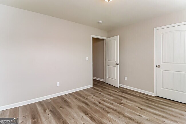 Building Photo - 207 Shaker Hollow Dr