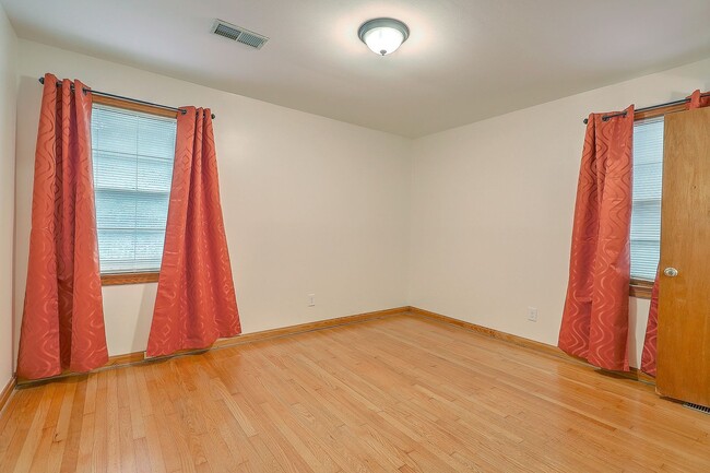 Building Photo - Single Family Home in Park Circle!