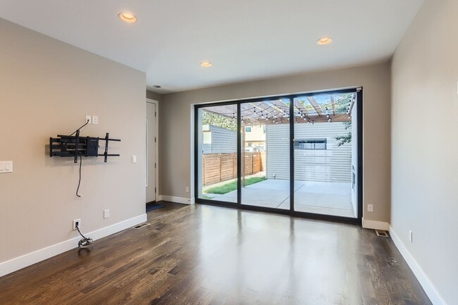 Building Photo - Modern 4-Bedroom Home with Designer Finish...