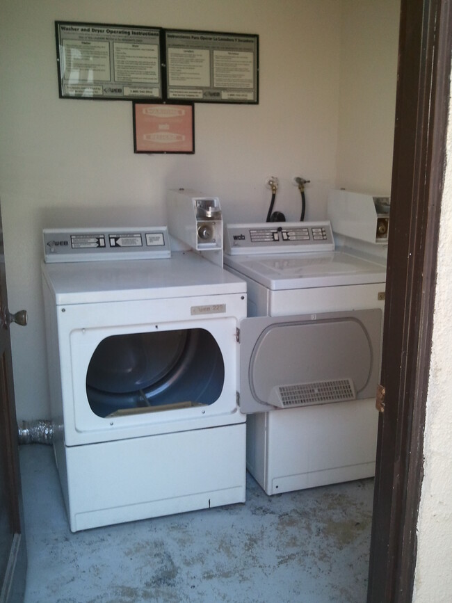 Laundry serving 4 units - 16542 Pro Cir