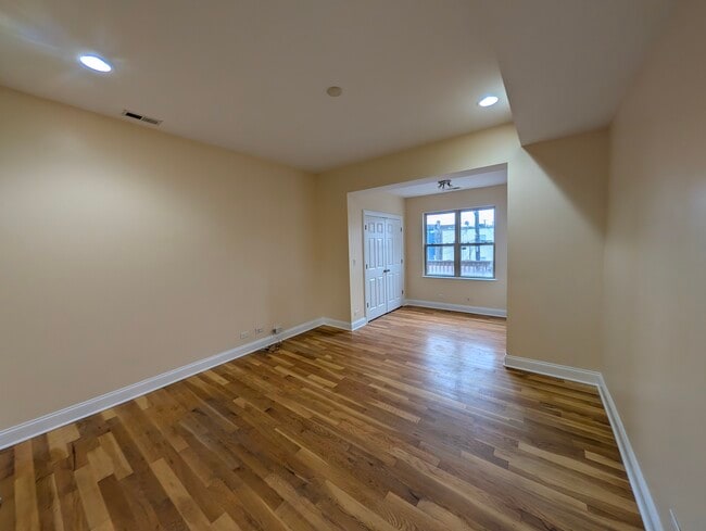 Building Photo - 4742 N Sawyer Ave