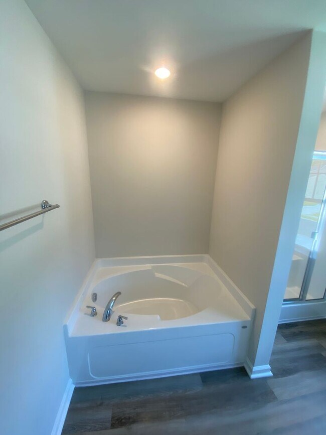 Building Photo - 5 bedroom, 3 bath home in Savannah,Ga for ...