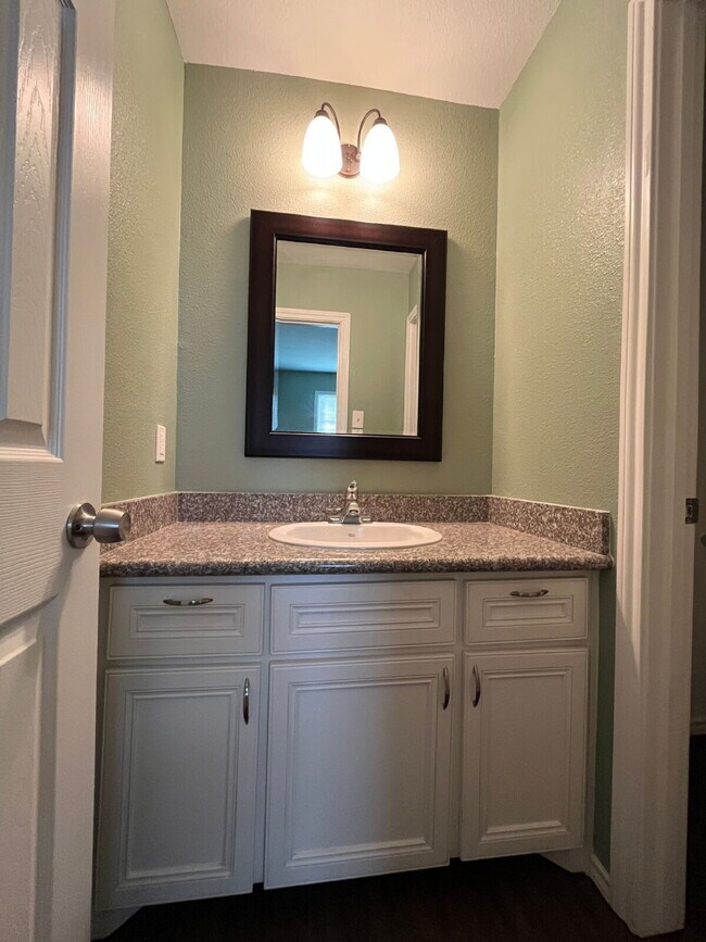 Building Photo - Spacious Unit in North Lubbock