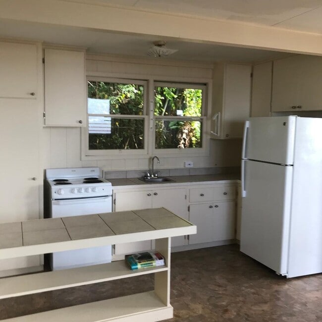 Building Photo - Pacific Heights 1/1 cottage