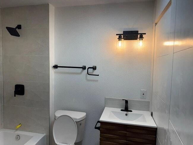 Building Photo - Newly Remodeled 3-Bedroom Bellevue Home with Modern Updates
