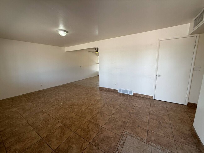 Building Photo - 1325 N Venice Ave