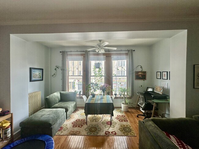 Building Photo - 1048 W Bryn Mawr Ave