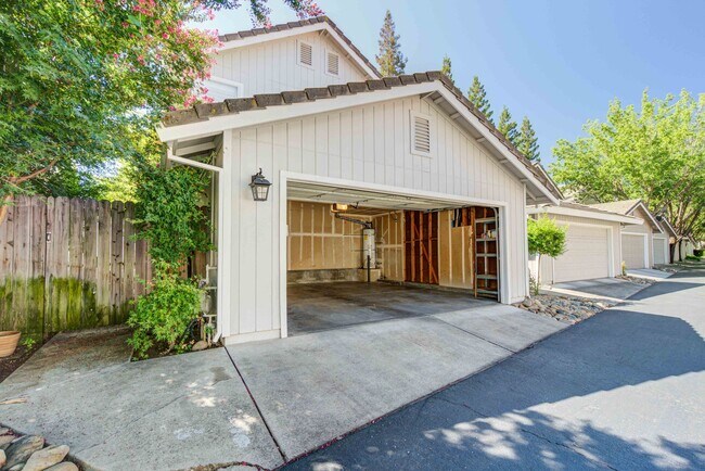 Building Photo - Elegant 3-Bed Home in Quiet Folsom Neighbo...