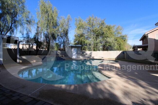 Building Photo - 850 N Valencia Dr