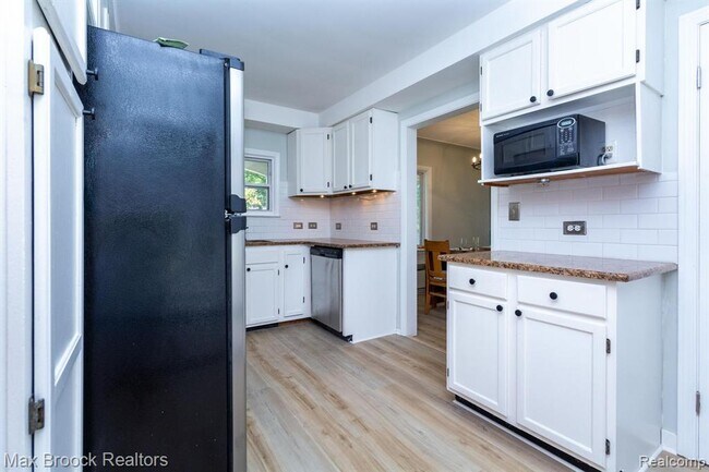 Building Photo - 4120 Lotus Dr