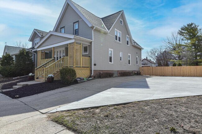 Building Photo - 3849 E Pulaski Ave