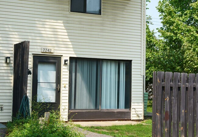 Building Photo - Spacious 2 Bed/1 Bath Condo in Brooklyn Park - Available NOW!